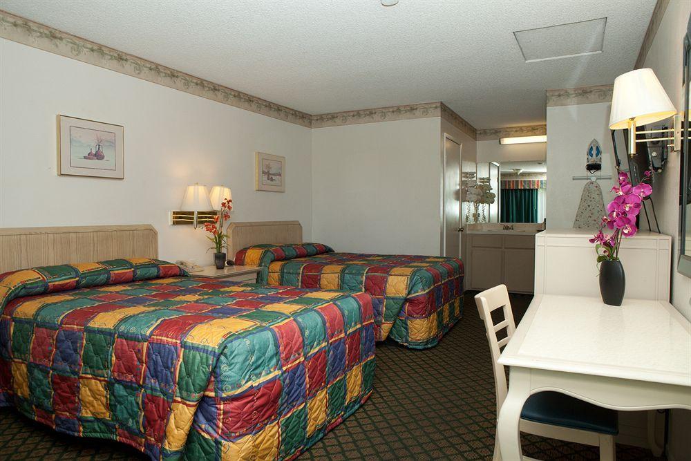 Town House Motel Ланкастер Экстерьер фото