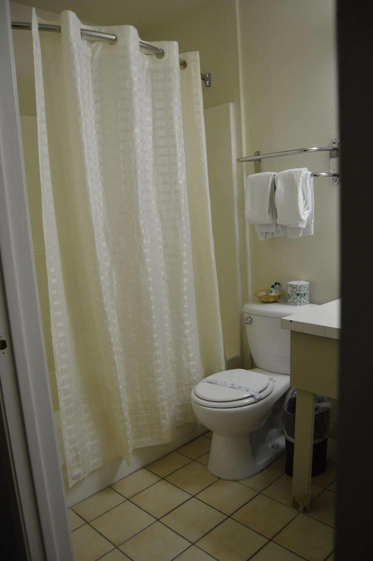 Town House Motel Ланкастер Экстерьер фото