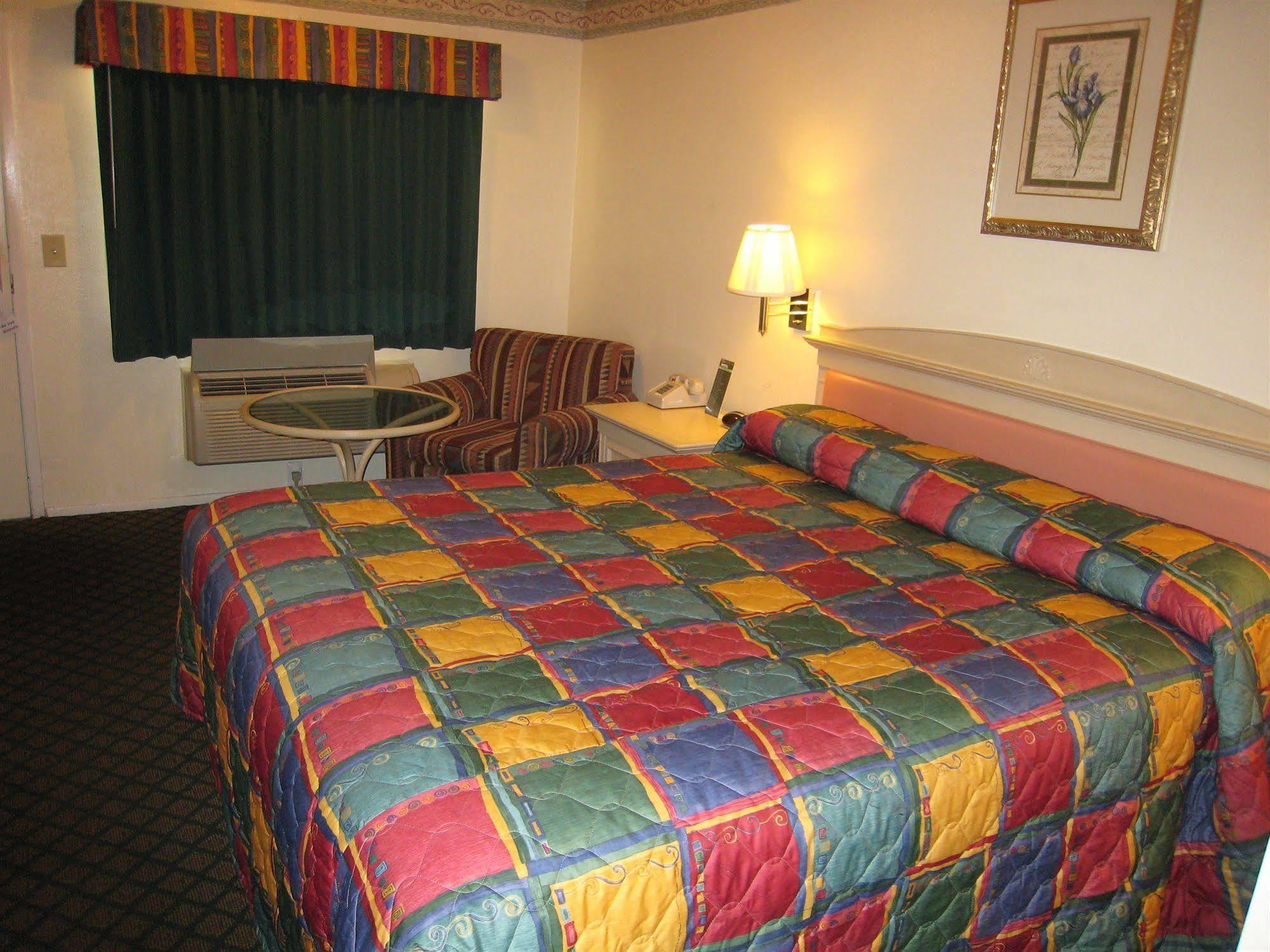 Town House Motel Ланкастер Экстерьер фото
