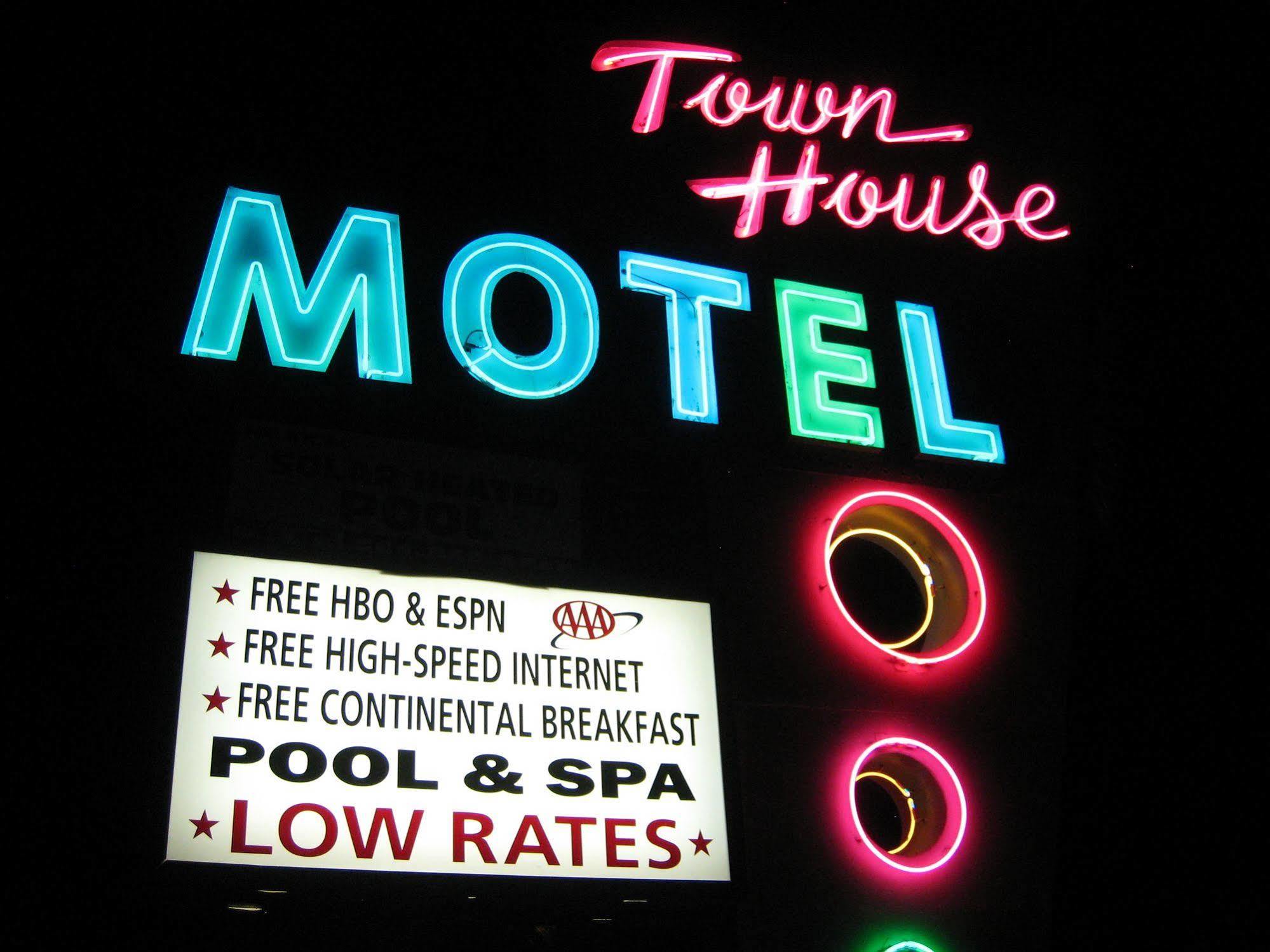 Town House Motel Ланкастер Экстерьер фото