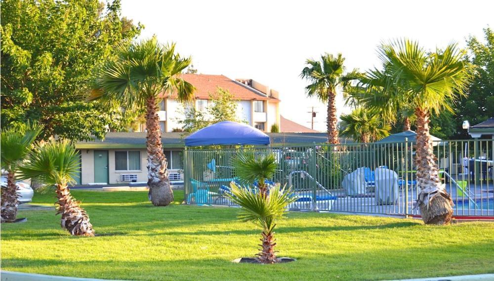 Town House Motel Ланкастер Экстерьер фото